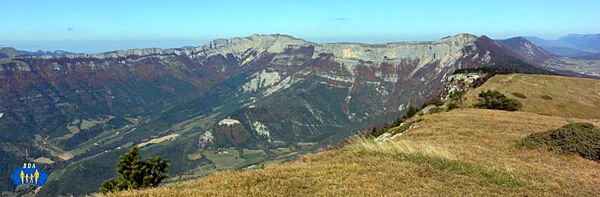 Montagne d'Ambel - Sommet de l'Infernet (au centre) - Puy de la Gagère (sur la droite) b.
