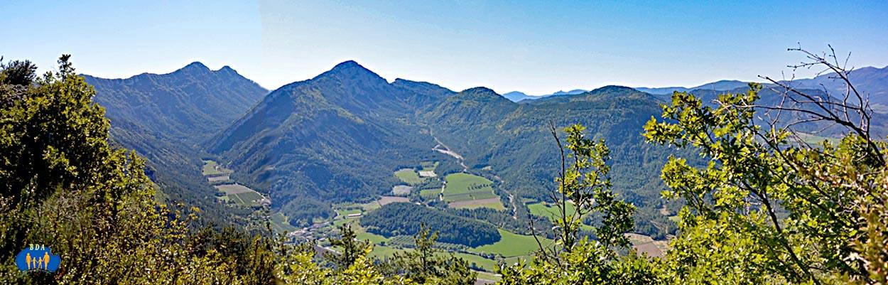 Panoramique sur les montagnes de Serre Favier, Le Mayor, Les Buisses, La Grésière et Pierron.