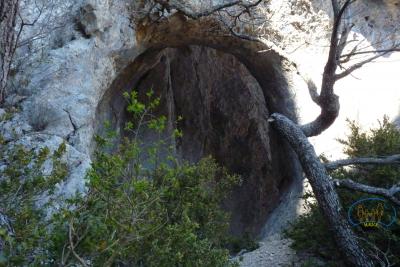 Boucle des Gravelles - Cavité entre 2 roches.